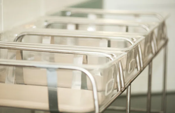 Recipientes para bebés en el hospital de maternidad —  Fotos de Stock
