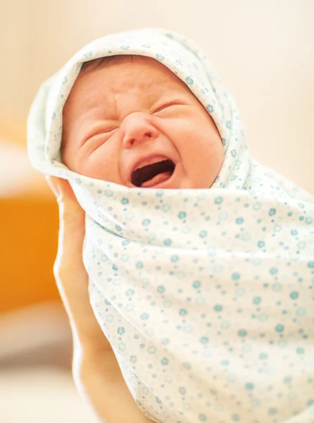 Crying newborn in mothers hands — Stock Photo, Image