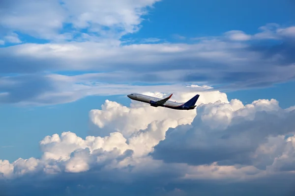 Airplane in the sky — Stock Photo, Image