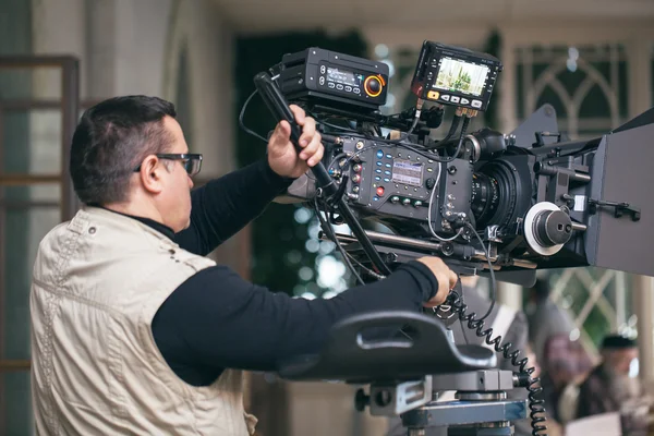 Telecamera professionale uomo al lavoro — Foto Stock