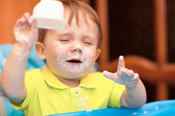 Küçük çocuk yüzümle ağlıyor kirli var — Stok fotoğraf