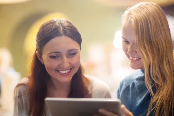 Heureuses jeunes filles passer du temps avec pad — Photo