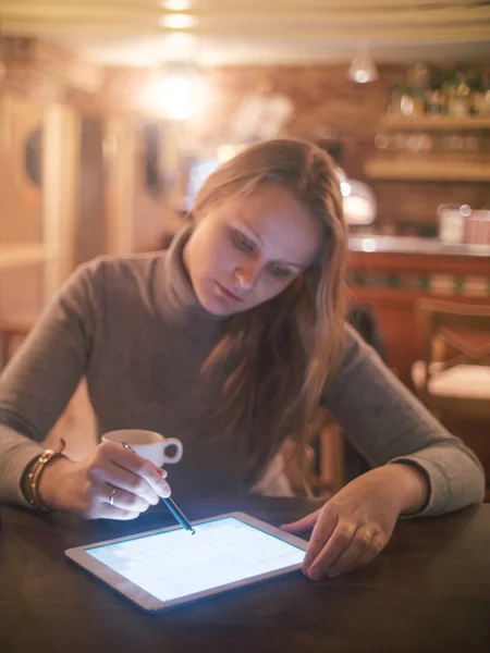 Frau mit Tablet-PC und Stift im Café — Stockfoto