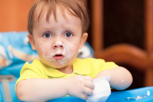 Pequeño niño con la cara se ensució —  Fotos de Stock