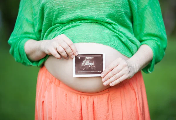 Femme enceinte avec image échographique d'un bébé — Photo