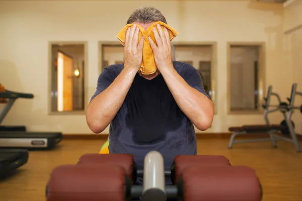 Mann wischt sich nach Training mit Handtuch das Gesicht ab — Stockfoto
