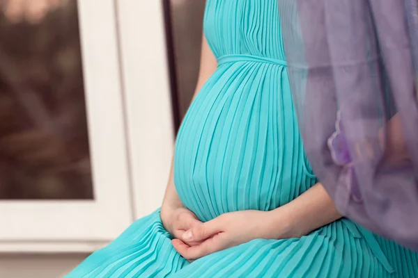 Mulher grávida no peitoril da janela — Fotografia de Stock