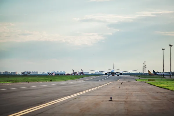Airplane taxing on the runway — 스톡 사진