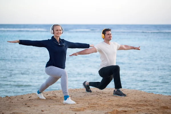 Young couple working out outdoor with music — Stock fotografie