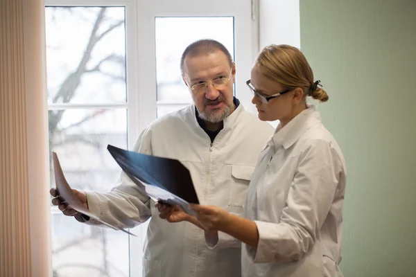 Deux médecins analysant des images radiographiques — Photo