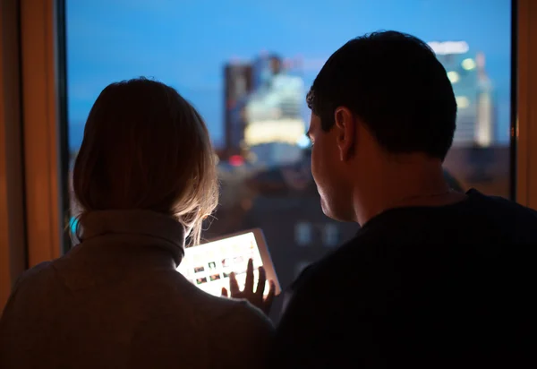 Couple Using Tablet PC in the Evening — Stok fotoğraf