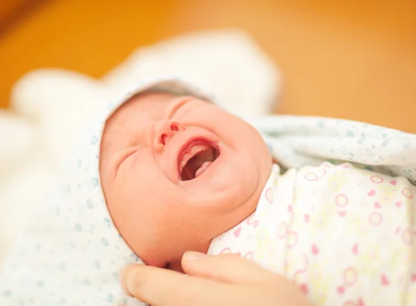 Newborn cries — Stock Photo, Image