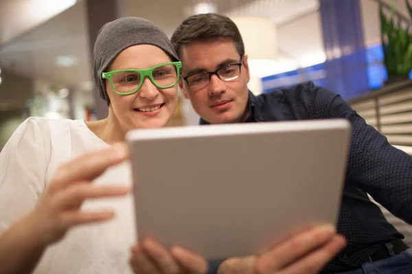 Man and woman using electronic tablet in the restaurant — Stok fotoğraf