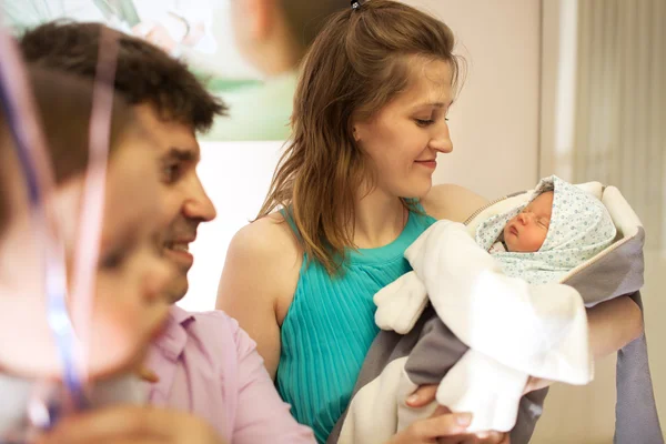 Famiglia in ospedale maternità con neonato — Foto Stock