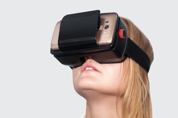 Ung kvinde underholdende med VR-hjelm - Stock-foto