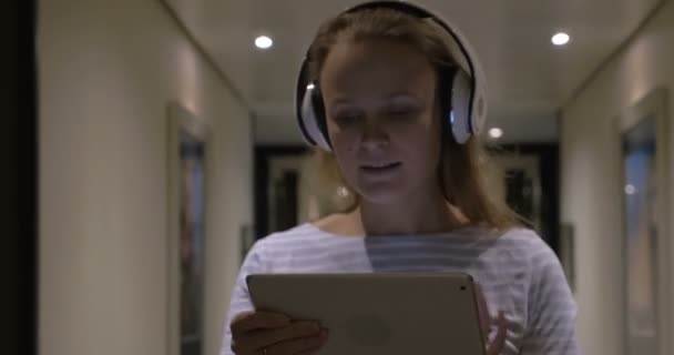 Mulher em Headphondes Cantando e dançando com Tablet — Vídeo de Stock