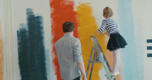 Tata și fiica pictează zidul — Videoclip de stoc