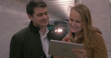Metro İstasyonu'nda Tablet Pc ile Firends