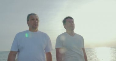 Baba ve Oğul Sabah Egzersizleri sonra Yürüyüş