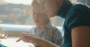 Tablet Bilgisayar ile Trende Geçen Anne ve Oğlu