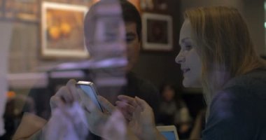 Cep telefonu kullanarak konuşacak bir şeyleri var.