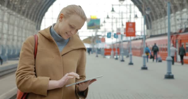 Mulher com Tablet na estação ferroviária — Vídeo de Stock