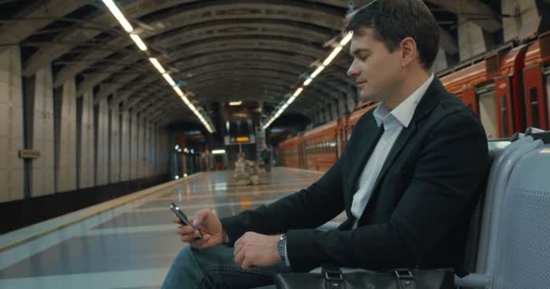 Uomo d'affari in attesa per il treno della metropolitana — Video Stock