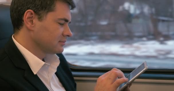 タブレットPCで電車で旅行するビジネスマン — ストック動画