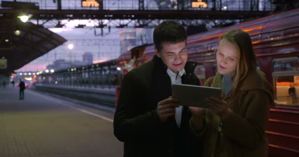 Pessoas usando Tablet PC na Estação Ferroviária — Vídeo de Stock