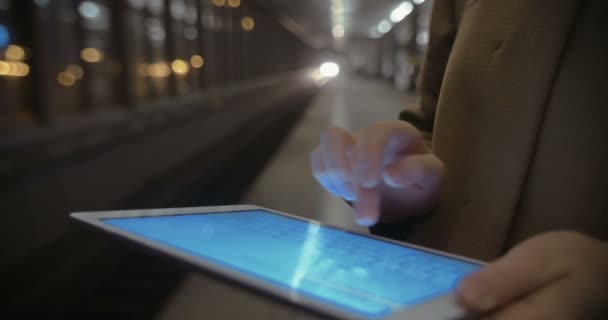 Mujer escribiendo cartas en la tableta — Vídeo de stock