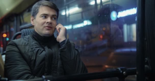 Hombre hablando por teléfono en autobús — Vídeo de stock