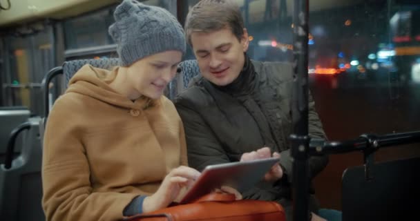 Amici con Tablet Cavalcare un autobus — Video Stock