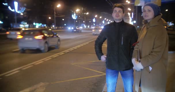 街の道路で男と女が親指を立てる — ストック動画