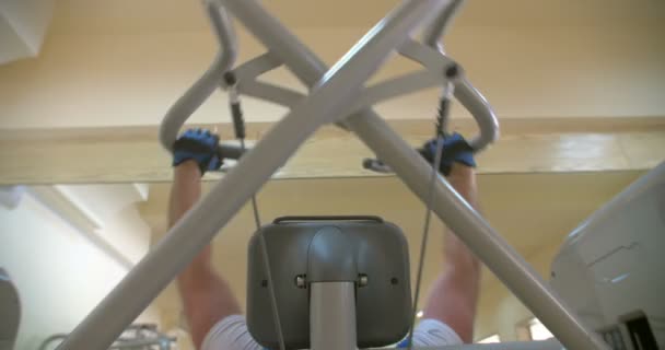 Übungen an einem Gewichtheben-Gerät — Stockvideo