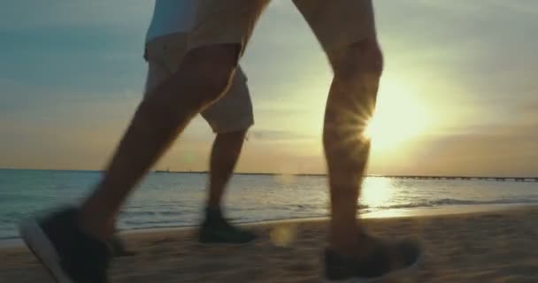 Far och son springer vid havet — Stockvideo