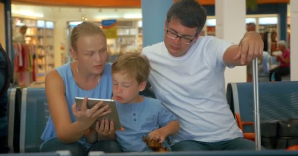 Familia esperando la salida con Tablet PC — Vídeo de stock