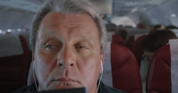 Hombre en avión cayendo dormido — Vídeo de stock