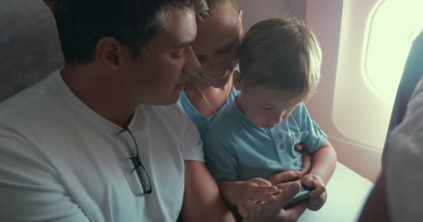 Garçon jouant à des jeux dans Smartphone, Parents par lui — Video