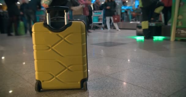 Bolso de carro amarillo en aeropuerto o estación de tren — Vídeos de Stock