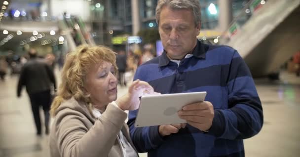 Ώριμο ζευγάρι με Tablet PC σε δημόσια θέση — Αρχείο Βίντεο