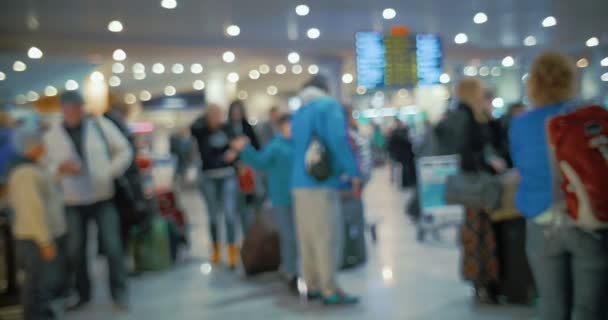 Люди выстраиваются в очередь в аэропорту — стоковое видео