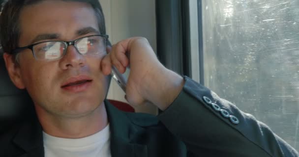 電車に乗っている間にセルでおしゃべりする男 — ストック動画