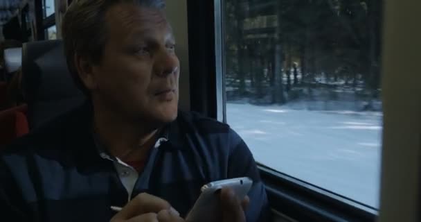 Hombre mayor mensajes de texto en el teléfono celular en tren — Vídeo de stock