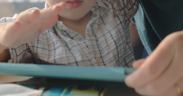 Ils s'amusent à jouer ensemble sur le pavé tactile dans le train — Video