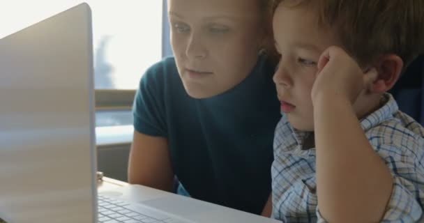 Mãe e filho na frente do laptop em trem — Vídeo de Stock