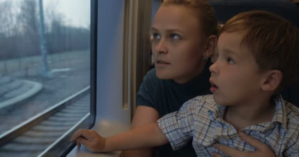 Il aime voyager en train avec sa mère — Video