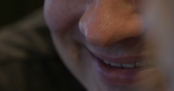 Молодой улыбающийся мужчина с сосредоточенностью на глазах — стоковое видео