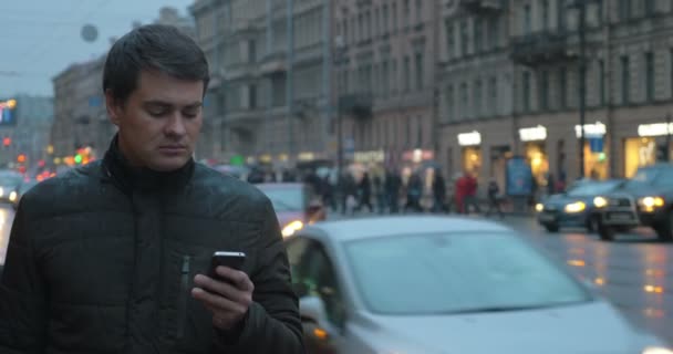 Mãe mensagens de texto no celular na rua da cidade — Vídeo de Stock