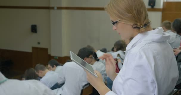 Estudiante de medicina con almohadilla en la conferencia — Vídeos de Stock