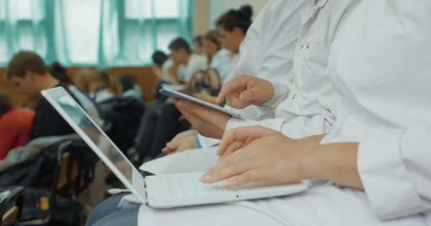 Étudiants en médecine utilisant un ordinateur portable et un tampon sur la conférence — Video